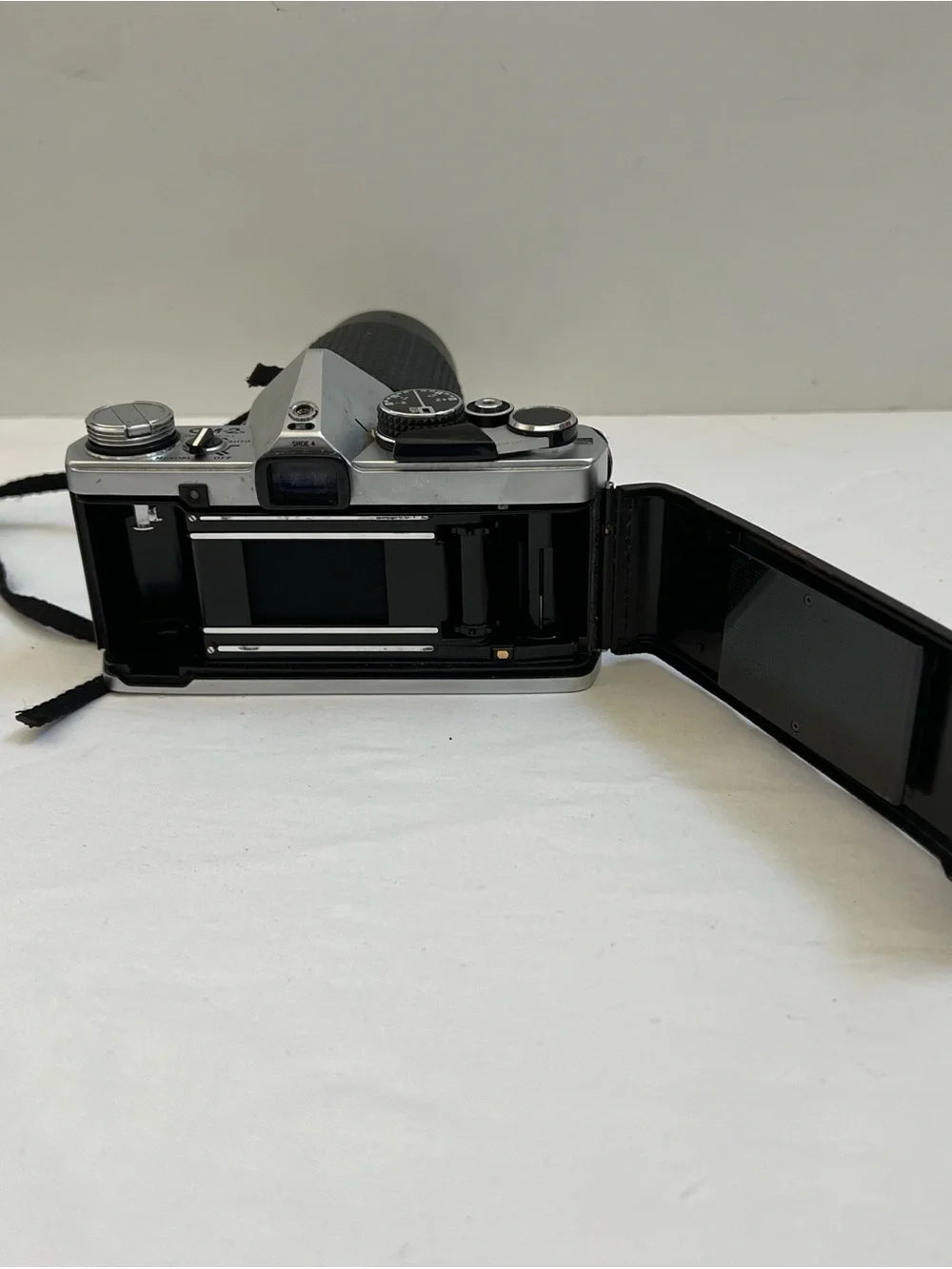 Olympus OM-2N 35mm Film Camera with 80-200mm Tokina Lens BATTERY TESTED NOT FILM